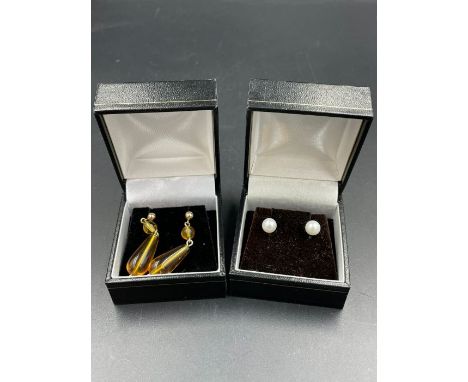 A pair of 9ct gold and amber earrings along with a pair of 9ct gold pearl earrings