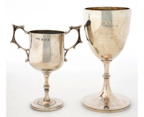 AN EDWARD VII TWO HANDLED SILVER TROPHY CUP, 12.5CM H, BIRMINGHAM 1905 AND A SILVER GOBLET, 8OZS 12DWTS