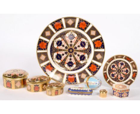 A COLLECTION OF ROYAL CROWN DERBY IMARI PATTERN ORNAMENTAL WARE, INCLUDING FOUR BOXES AND COVERS, A FURTHER MINIATURE GILTMET