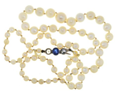 A GRADUATED CULTURED PEARL NECKLACE WITH A SAPPHIRE AND DIAMOND CLASP, IN WHITE GOLD, UNMARKED, 52CM L, 21.2G++STRING IS BROK