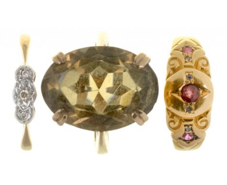 A DIAMOND THREE STONE RING IN GOLD, MARKED 9CT PLAT, A GEM SET SOLITAIRE RING IN 9CT GOLD AND A GYPSY SET RUBY RING IN GOLD, 