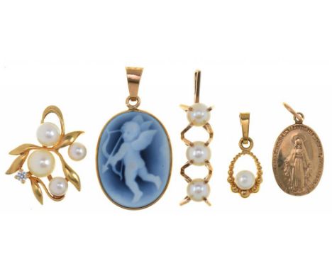 AN AGATE CAMEO PENDANT IN 9CT GOLD, A PEARL AND GEM SET PENDANT IN 9CT GOLD, A 9CT GOLD PENDANT, A PEARL SET PENDANT IN GOLD,