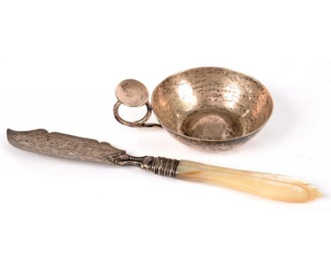 AN ELIZABETH II SILVER WINE TASTER, HAMMER TEXTURED, 7.5CM D, BIRMINGHAM 1991 AND A VICTORIAN MOTHER OF PEARL HAFTED SILVER B