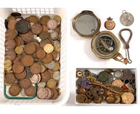 A QUANTITY OF WORLD WAR ONE PERIOD BRITISH ARMY MILITARY BUTTONS, AN OVAL BRASS ON WAR SERVICE BADGE 1915, A SILVER AND ENAME