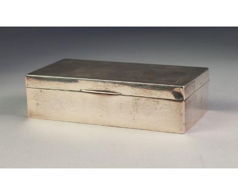 GEORGE V HEAVY SILVER TABLE CIGARETTE BOX, retailed by Prestons Ltd, of oblong form with engine turned border to the cover, i