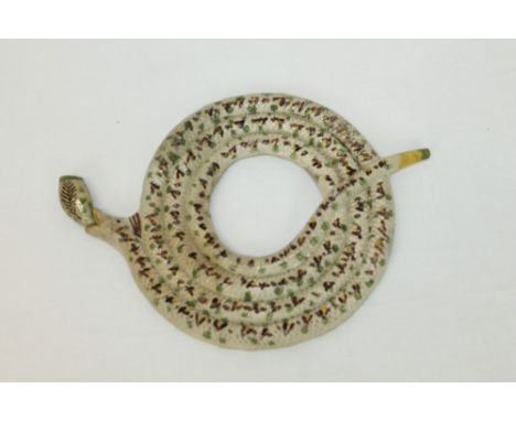 Early 19th century English Pratt-type coiled pipe in the form of a serpent, with polychrome ornament on textured ground, 24cm