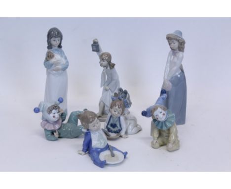 Two Nao porcelain clowns and five Nao figures (7)