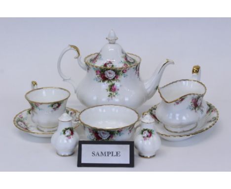 Royal Albert Celebration pattern tea and dinner service (51 pieces) CONDITION REPORT Very good condition including gilding. F