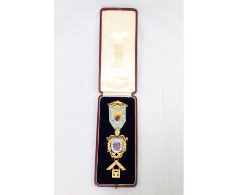 Good quality gold (15ct) yellow metal and enamel Masonic jewel no. 3690 Priory Lodge 1924, in original fitted case CONDITION 