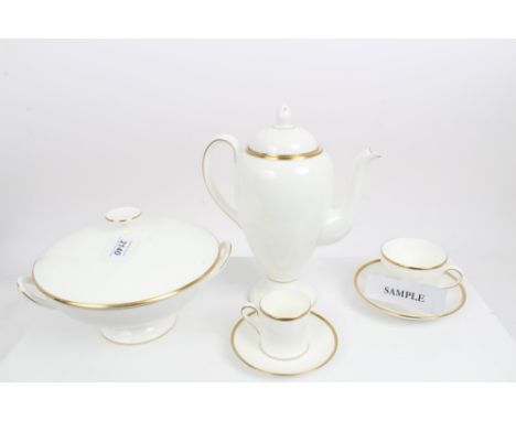 Extensive Wedgwood California W4377 pattern tea coffee and dinner service (107 pieces)
