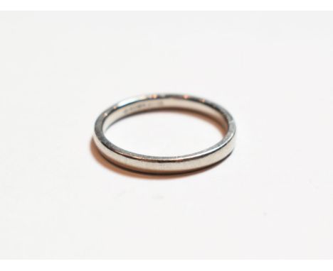 A platinum band ring, finger size M.  Gross weight 3.5 grams. 