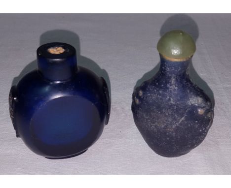 Blue glass Chinese snuff bottle and blue glazed ceramic Oriental snuff bottle (approx. 7cm high)