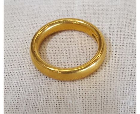 22ct gold wedding band (wt 8 grams)