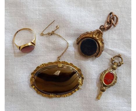 Agate slice brooch in yellow metal fancy mount, unmarked yellow metal ring set with central stone, unmarked fob with horsesho