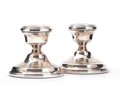 PAIR OF DWARF SILVER CANDLESTICKS WITH LOADED BASES, BIRMINGHAM 1970.  HEIGHT: 2.5 INCHES, BASE DIAMETER: 3 INCHES. GOOD COND