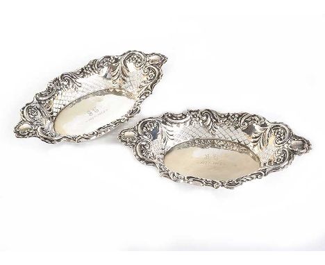 PAIR OF SMALL SILVER OVAL DISHES, CHESTER 1908.  HEIGHT: 1 INCH, WIDTH: 8.5 INCHES, DEPTH: 4 INCHES.GOOD CONDITION.