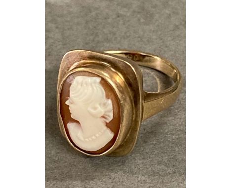 A 9ct gold Cameo ring (3.9g)