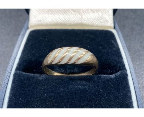 A 14ct gold ring, marked 585 (2.6g Total Weight)