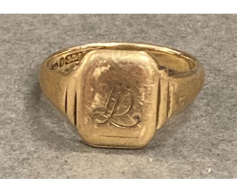 A 9ct gold signet ring (5.4g)