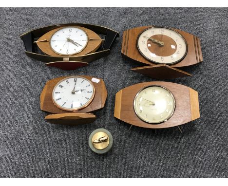 Four mid 20th century mantel clocks and an onyx table lighter 