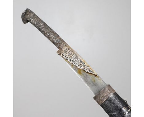 A FINE OTTOMAN YATAGHAN TYPE SWORD AND SCABBARD. With a 67 cm curved blade with tapering back and pointed tip, decorated with