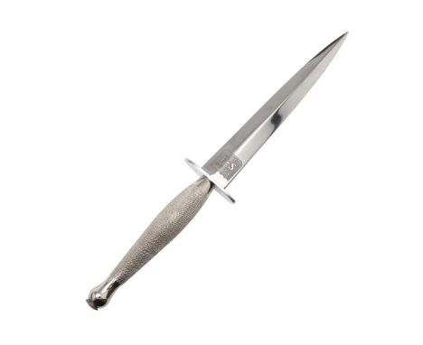 A RECENT FAIRBAIRN SYKES TYPE KNIFE BY JOSEPH RODGERS. With a 17 cm pointed blade marked 'Joseph Rodgers Sheffield England', 