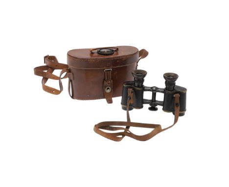 A PAIR OF FIRST WORLD WAR GERMAN FIELD GLASSES BY GOERZ. A pair of binoculars marked C.P.Goerz of Berlin, and 6 x 24 Arme Tri