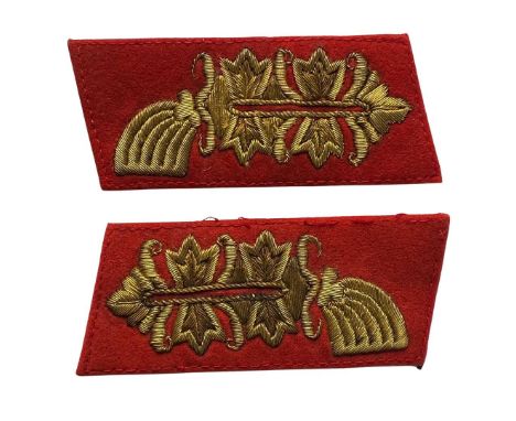 A PAIR OF SECOND WORLD WAR GERMAN ARMY GENERAL'S COLLAR PATCHES. A pair of Second World War German Army Collar Patches for th