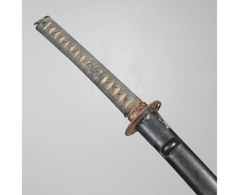 AN EARLY 20TH CENTURY JAPANESE KATANA IN LACQUERED SCABBARD. With a 72 cm single edged blade with sharpened edge. pierced iro