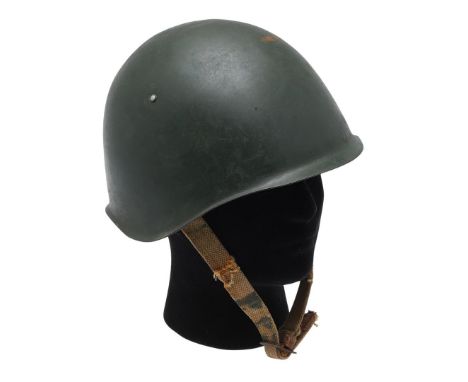 A SECOND WORLD WAR RUSSIAN M40 HELMET. An M40 pattern Russian helmet with original dark green painted surface in good conditi