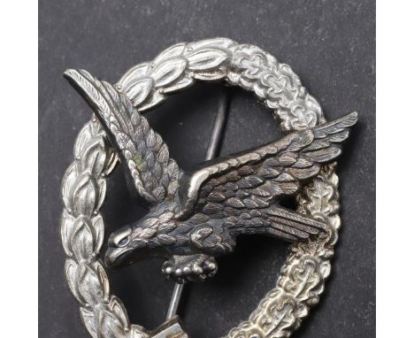 A SECOND WORLD WAR GERMAN LUFTWAFFE AIR GUNNER'S BADGE. An Air Gunner's badge, a good quality early nickel example with flyin
