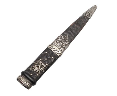 AN ARGYLL AND SUTHERLAND HIGHLANDERS SGIAN-DUBH. With a 10 cm blade with partially serrated edge, with straight sided grip wi