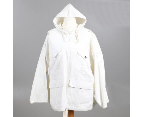 A REPLICA SECOND WORLD WAR PATTERN SNOW SMOCK DATED 1942. A white hooded smock with four buttoned pockets to the front, with 