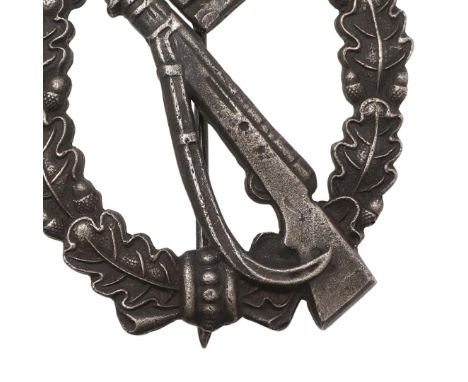 A GERMAN ARMY INFANTRY ASSAULT BADGE IN SILVER. An Infantry assault badge in silver with a rifle within a wreath with eagle a