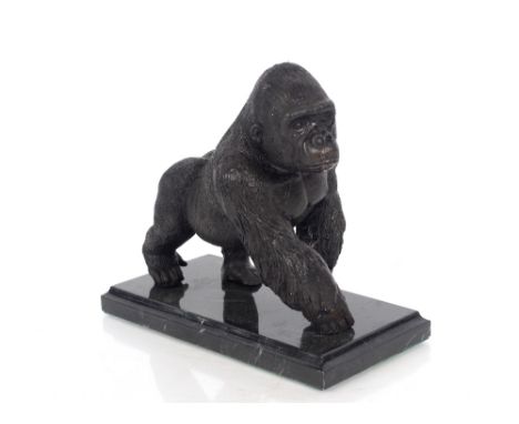 A bronze figure of a gorilla on marble plinth, 18cm long 