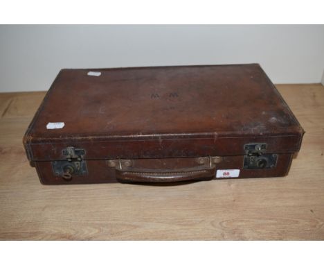 A vintage leather brief case, having internal compartments.
approx 39 x 9.5 x 24cm.