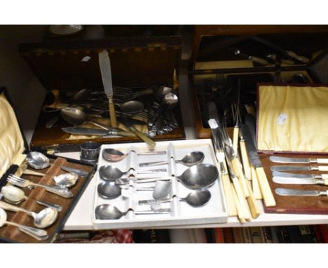 An assortment of vintage cutlery, some in boxes, including bone handled knives.