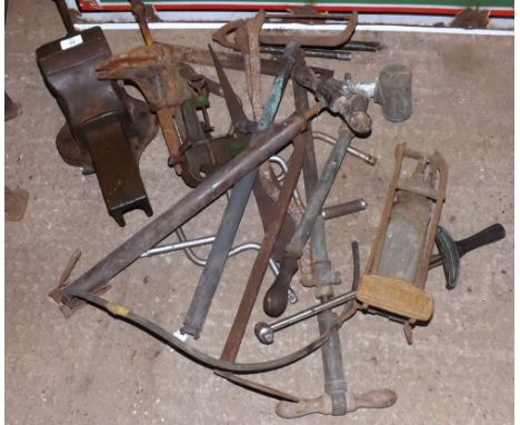 VINTAGE BENCH VICE, ASSORTED TOOLS, KISMET LORRY PUMP AND VARIOUS FOOT PUMPS 