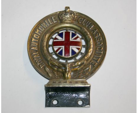 A VINTAGE BRASS AND ENAMEL ROYAL AUTOMOBILE CLUB ASSOCIATE BADGE 