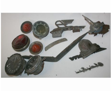 BOX CONTAINING ASSORTED CAR SPARES TO INCLUDE SPEEDOMETERS, CAR BADGES, AND LIGHT UNITS 