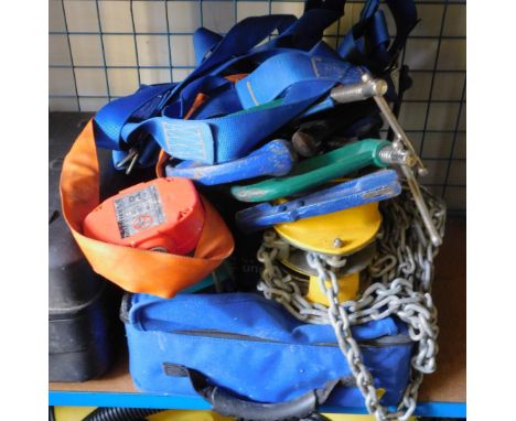 Sash clamps, tabletop clamps, Makita PA18 cordless drill battery and charger, support straps, 0.5 tonne pulley, and an AFL Te