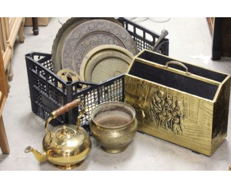 Box of vintage metalware to include a brass kettle, trivet & trays