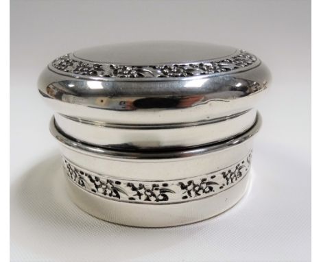 Edwardian silver circular trinket box with foliate band decoration, maker Arthur &amp; John Zimmerman, diameter 8.5cm, weight