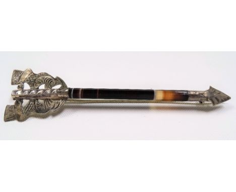 Silver mounted banded agate arrow brooch, length 11cm.