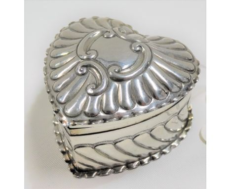 Victorian silver heart-shaped trinket box by Deakin &amp; Francis, Birmingham 1887, weight 2.45oz approx