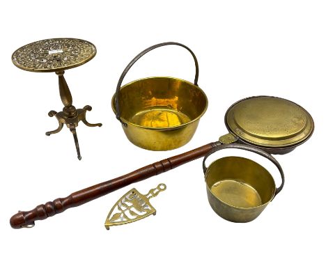 Large brass jam pot, smaller brass jam pot, bed pan, brass tripod trivet and another trivet (5)