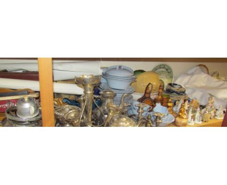 A Lilliput Lane cottage together with assorted porcelain figures, pottery plates, Carlberg gilt figures, a Johnson Brothers G