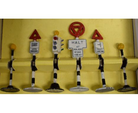 Railways - O Gauge Meccano Dinky Toys traffic lights and road signs, cornet traffic light,  Level Crossing, Halt At Major Roa