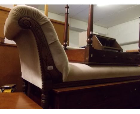 Late 19th or early 20th Century walnut and button upholstered chaise longue covered in a beige fabric and raised on turned ta