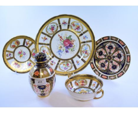 A Royal Crown Derby vase and cover, 8 cm high, a matching plate, a Paragon plate, and matching items (damages) (5)   Conditio